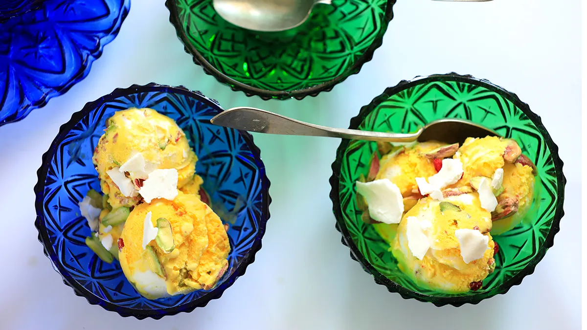 طرز تهیه بستنی سنتی زعفرانی ساده و سریع