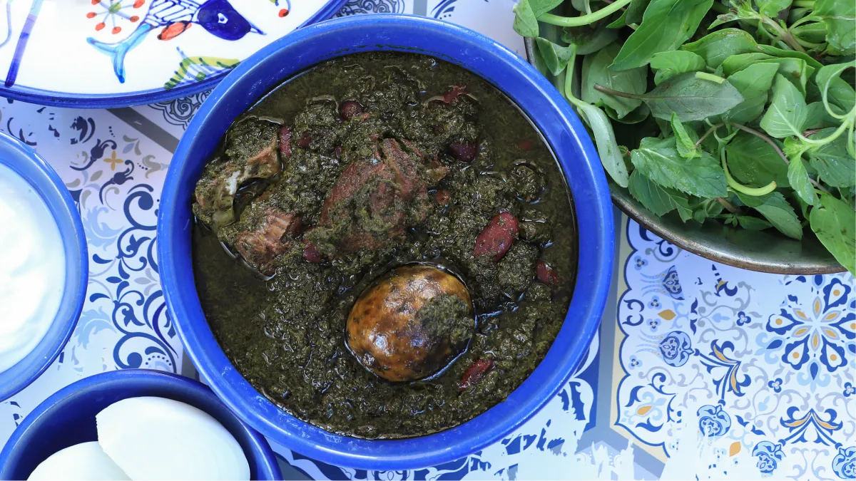 طرز تهیه خورشت قورمه سبزی مجلسی و جا افتاده خانگی